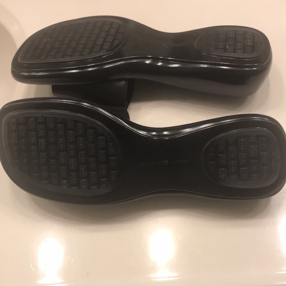 Tommy Hilfiger women’s black slip on shoes - Picture 3 of 4